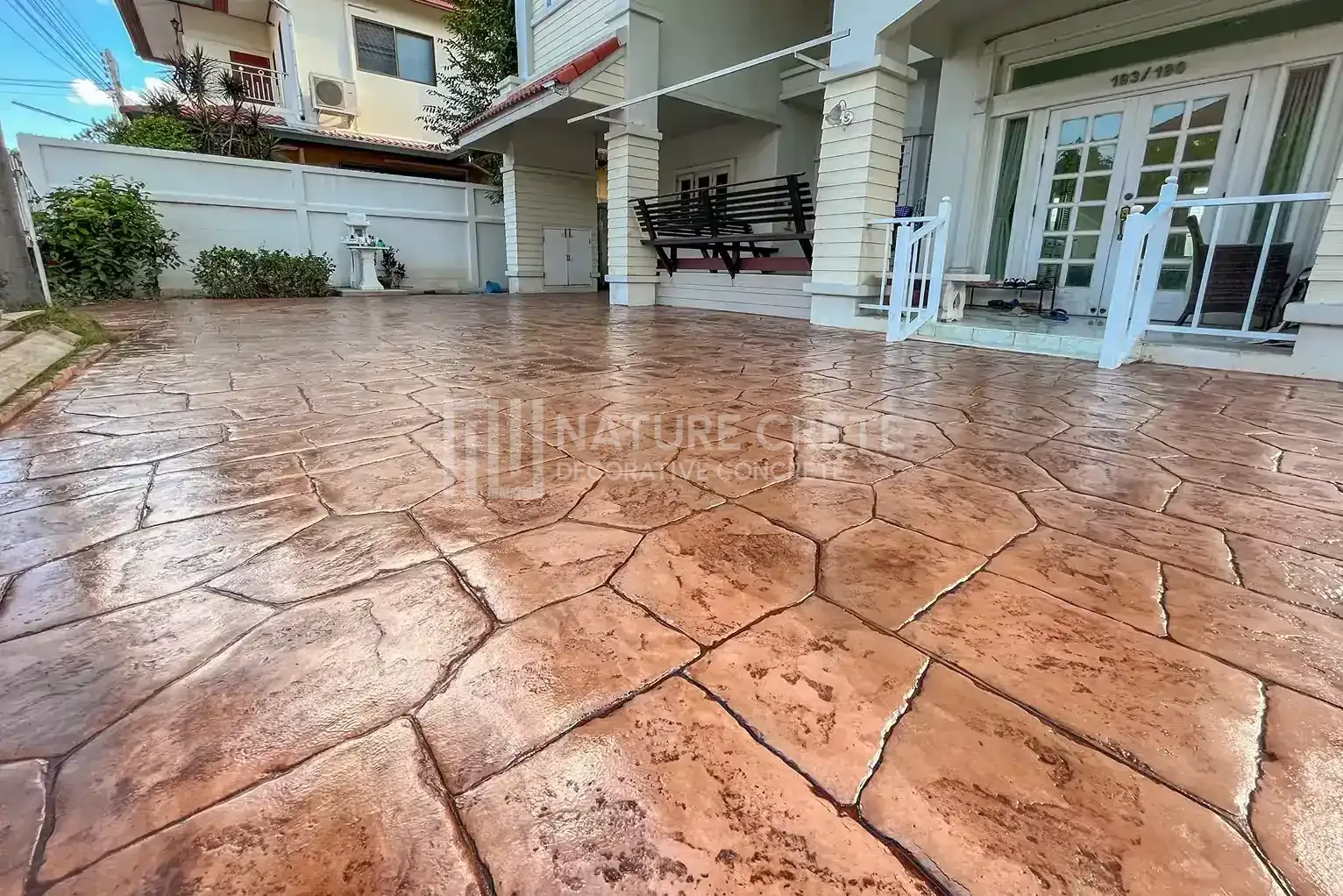 คอนครีตพิมพ์ลาย Nature Crete ลาย Castle Stone สี ส้ม หน้าลานบ้าน