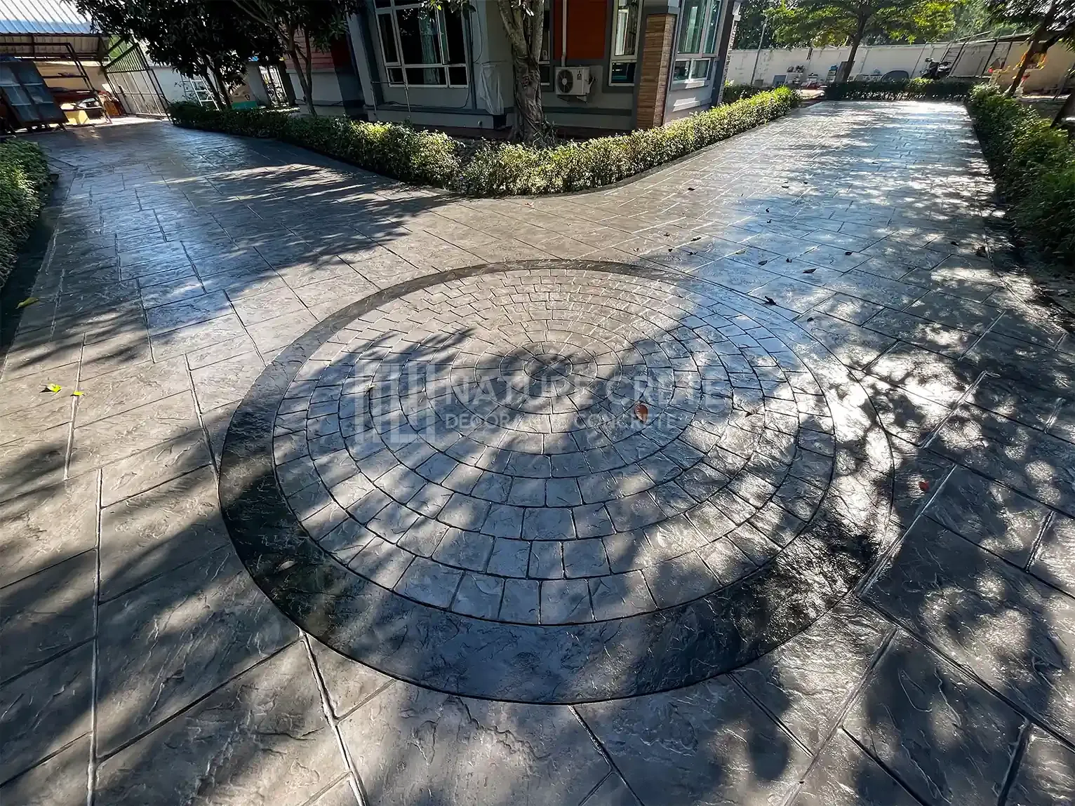 คอนครีตพิมพ์ลาย Nature Crete ลาย Cobble Circle มุมกว้าง กับลาย Grand Ashlar