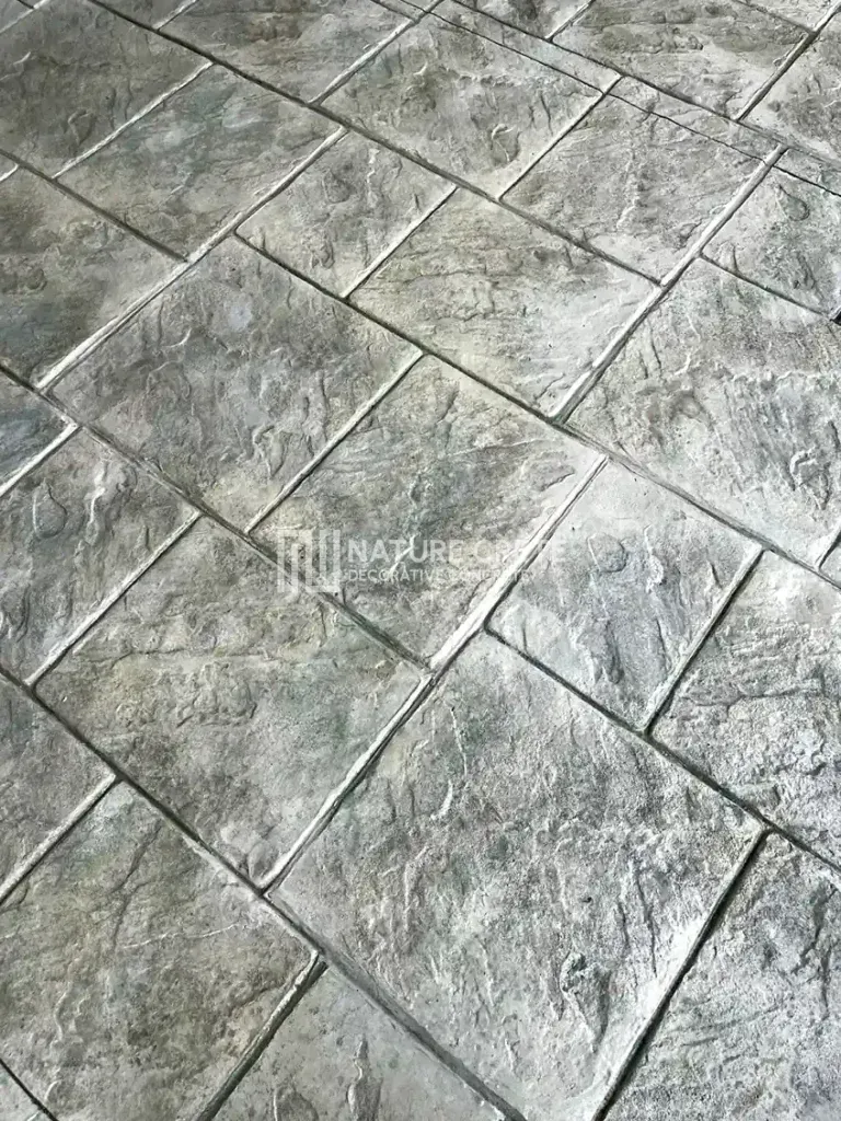 พื้นคอนกรีตพิมพ์ลาย New Ashlar ซูม สีขาว เห็นลายชัด