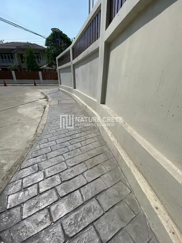 พื้นคอนกรีตพิมพ์ลาย New Random Stone ทางเดิน