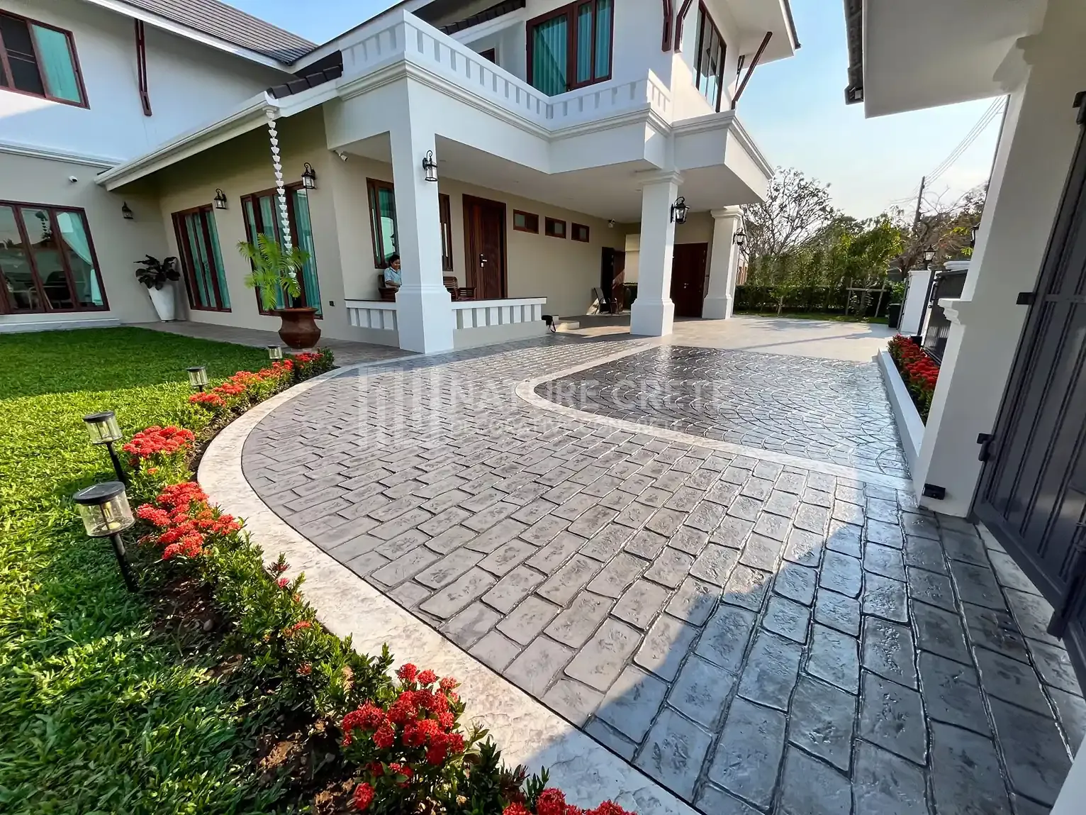 พื้นคอนกรีตพิมพ์ลาย Old Enlish Cobble ลานกว้างหน้าบ้าน