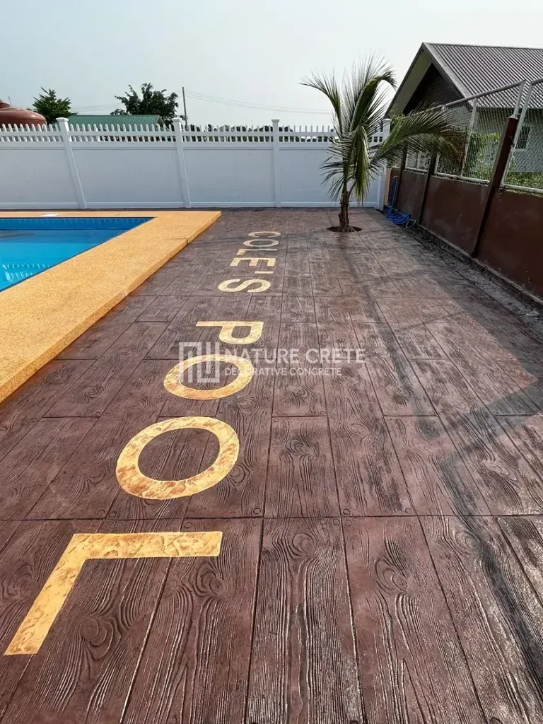 พื้นคอนกรีตพิมพ์ลาย Wood Plank ตัวอักษรทางเดินรอบสระว่ายน้ำ
