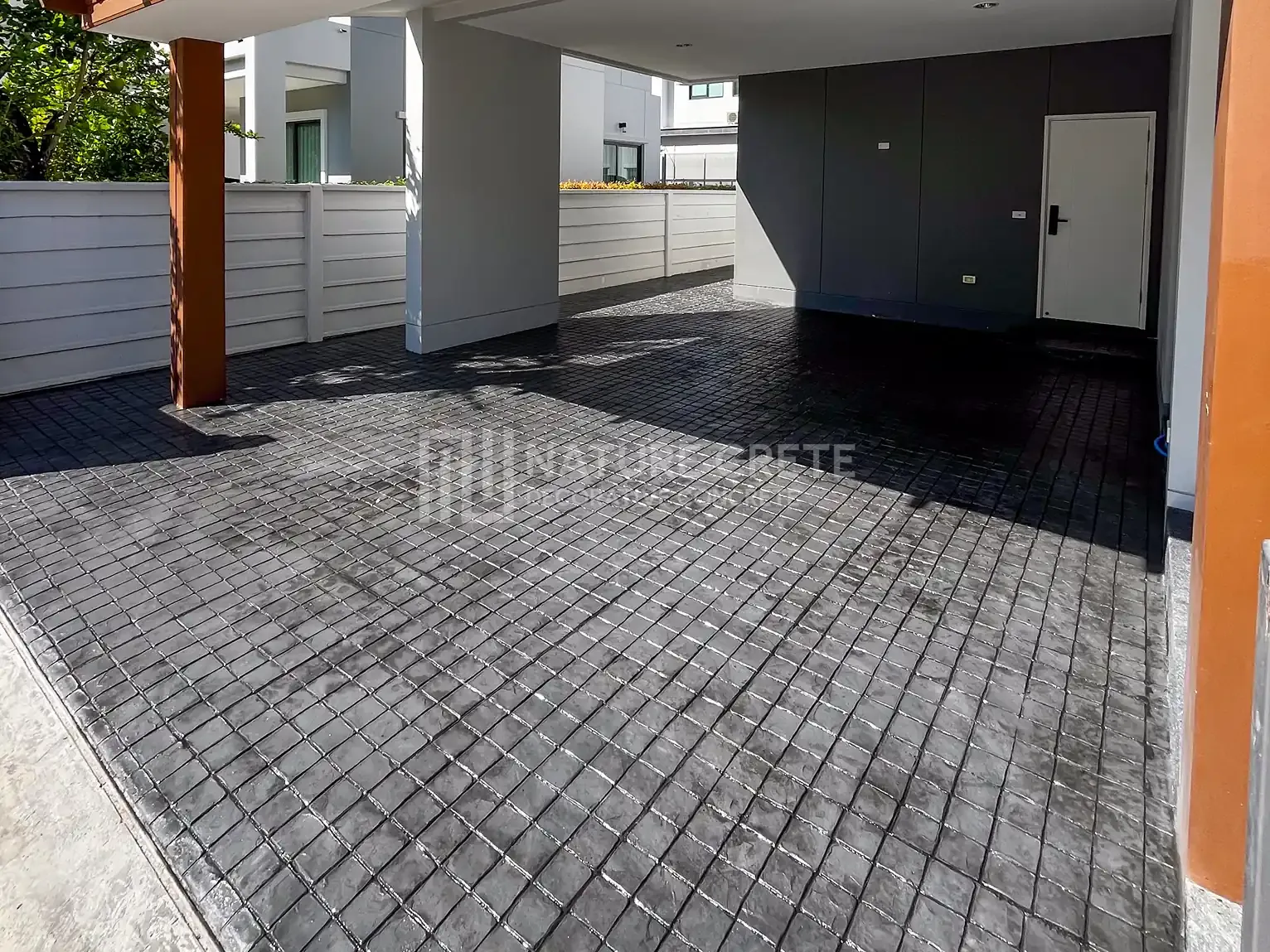 พื้นคอนกรีตแสตมป์ ลาย Granite 4x4 หมู่บ้านนิรติ โรงจอดรถ