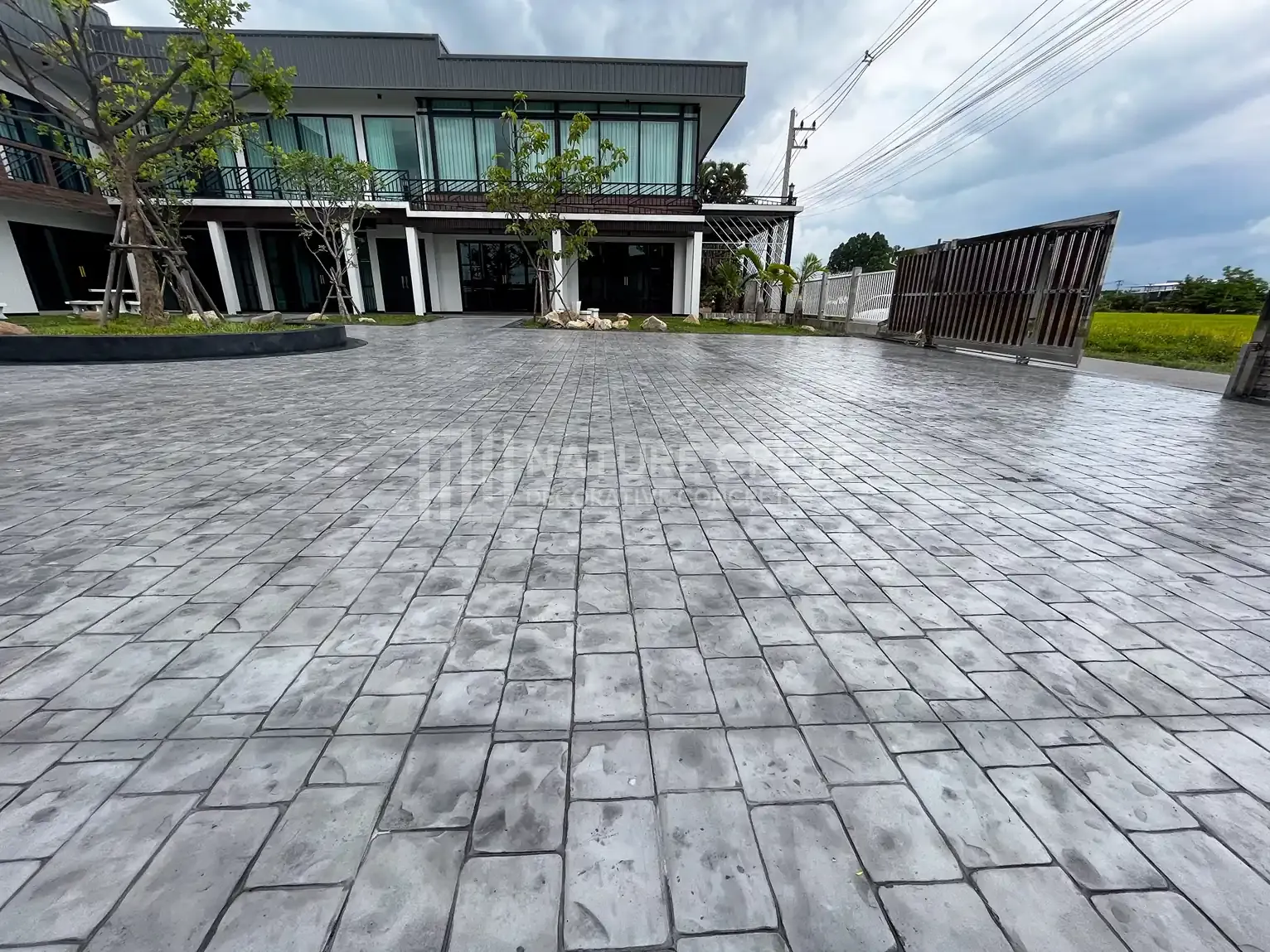 พื้นคอนกรีตแสตมป์ ลาย London Cobble ลานกว้างนอกบ้าน