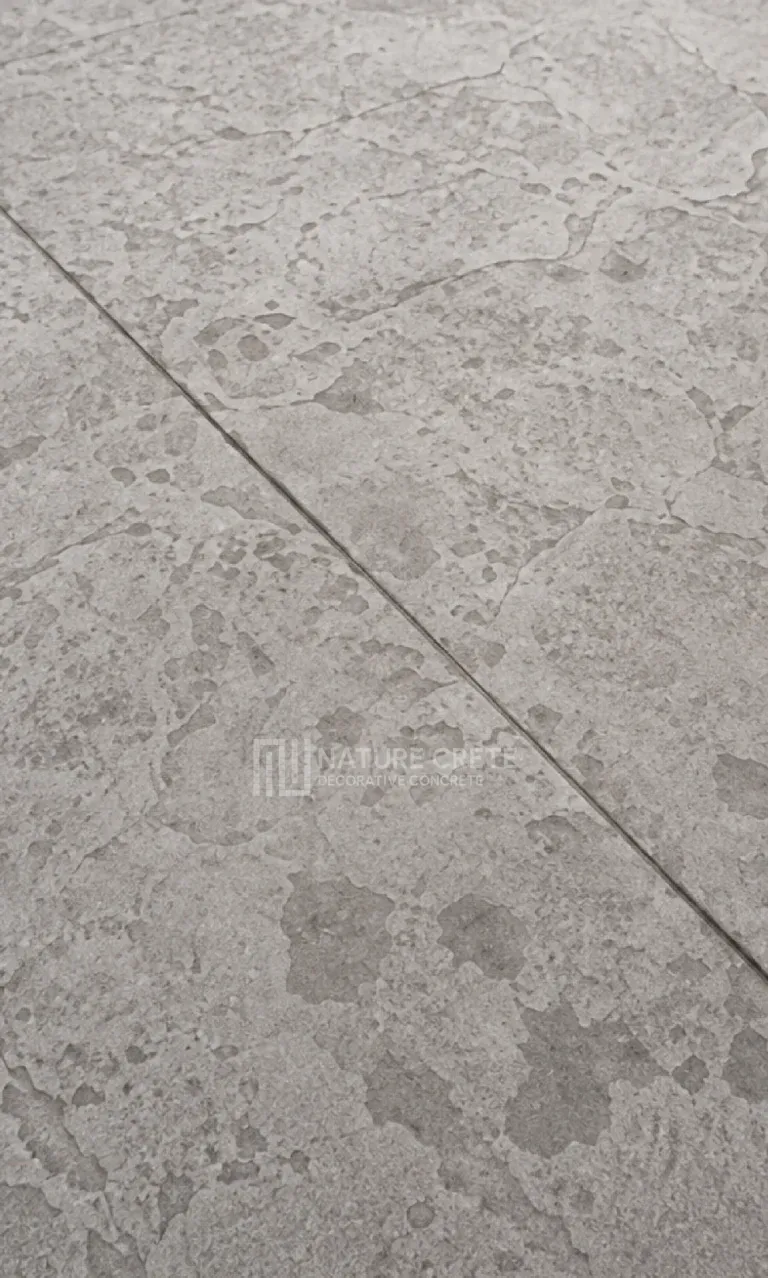 ลายพิเศษ ตัวอักษรสีขาว กลางลานกว้างบนลาย slate texture สีเทา 370x616