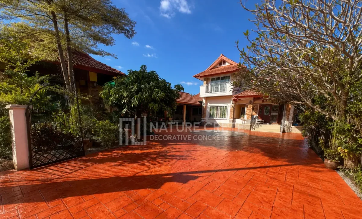 ลายพิเศษเข็มทิศ สีเทาดำ บนลาย Grand Ashlar สีส้มสด 1020x616