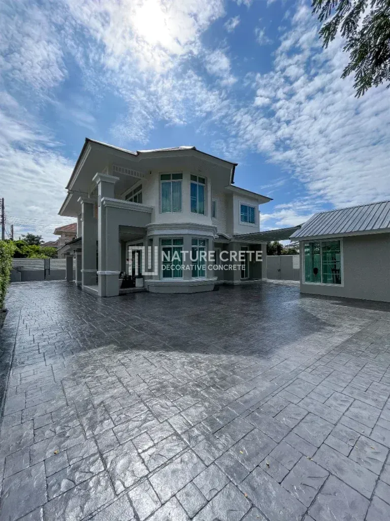 คอนกรีตพิมพ์ลายAshlar Slate ในมุมลานกว้าง และบ้าน