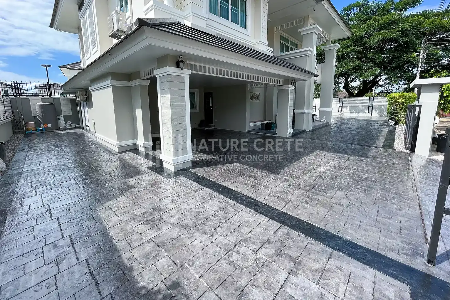 คอนกรีตพิมพ์ลายAshlar Slate ในมุมลานรอบบ้าน border สีดำ
