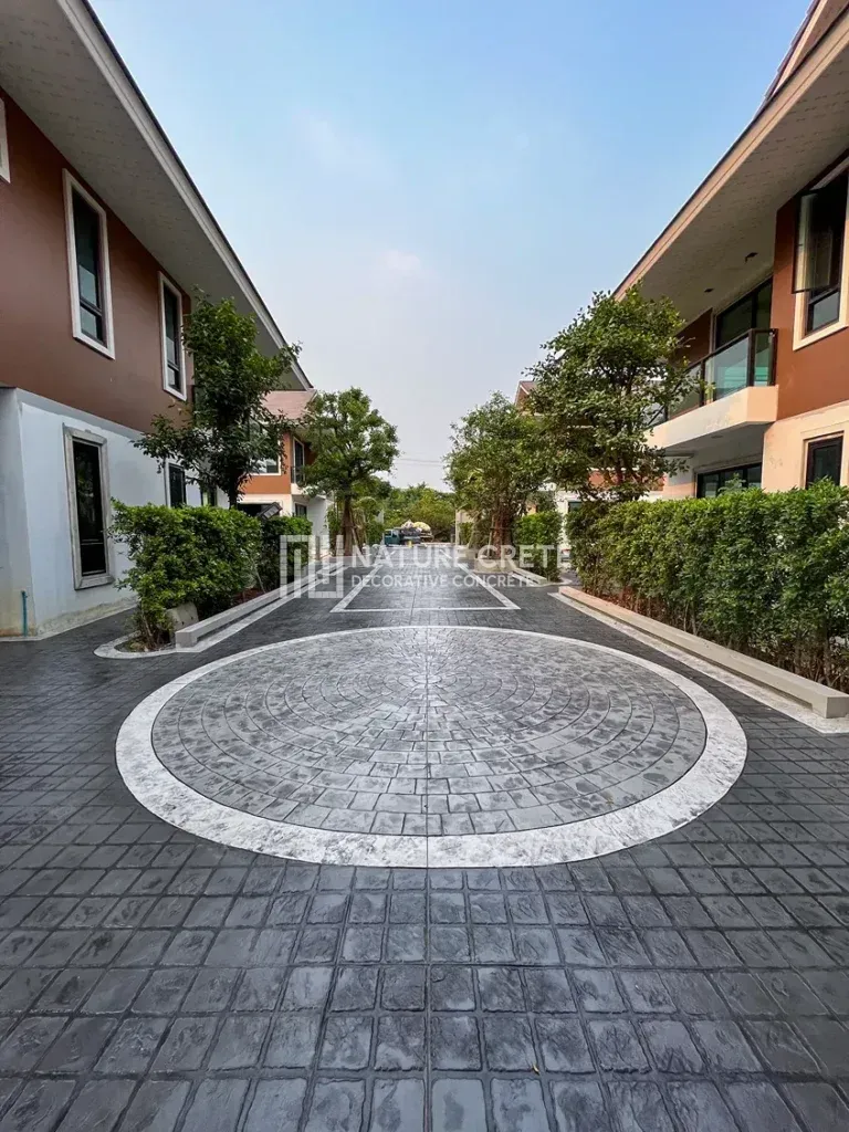 คอนครีตพิมพ์ลาย Nature Crete ลาย Cobble Circle ทางเดิน กลางหมู่บ้าน กับลายGrenite Deep Joint