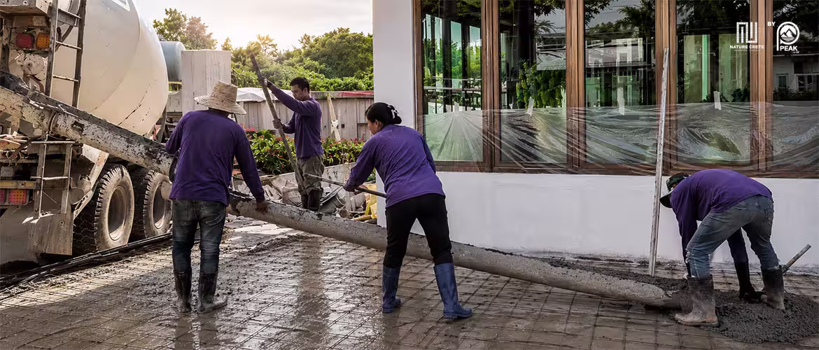 ภาพการทำงานของทีม Nature Crete การเทปูน