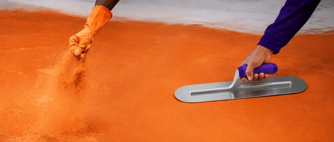 โรย ปูนสี Peak Cement Color 4 in 1 ลงบนพื้นผิวคอนกรีตแล้วใช้เกรียงขัดจนสีสม่ำเสมอ